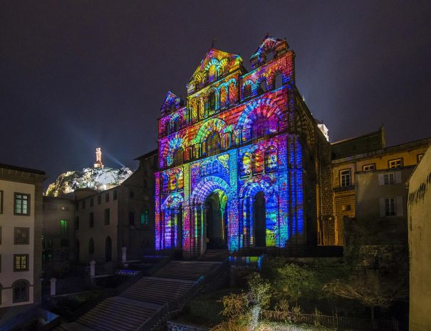 haute-loire-cathedrale-illuminee-dyke-hotel