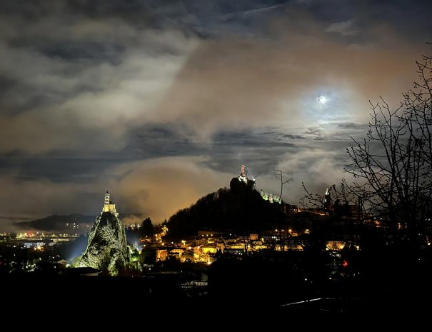 haute-loire-le-puy-au-crepuscule-et-clair-de-lune-dyke-hotel